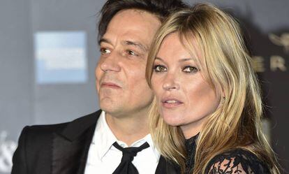 Kate Moss y Jamie Hince en la exposición 'Alexander McQueen: Savage Beauty', en 2015.