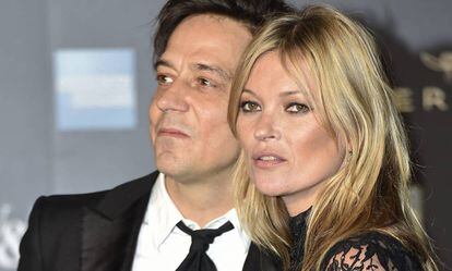 Kate Moss y Jamie Hince en la exposici&oacute;n &#039;Alexander McQueen: Savage Beauty&#039;, en 2015. 