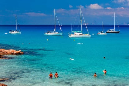 Los yates y veleros se mezclan en Formentera con los bañistas.