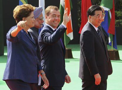 Los presidentes de Brasil, Dilma Rousseff, Rusia, Dimitri Medvedev, y China, Hu Jintao, el viernes en la cumbre de Nueva Dehli.