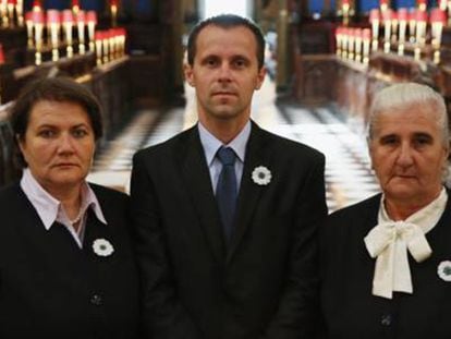 El superviviente Nedzad Avdic recuerda la matanza de Srebrenica en la Abadía de Westminster (Londres).