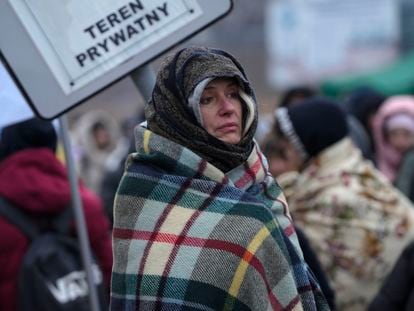 Una mujer ucrania, envuelta en una manta, en la estación de Medyka, Polonia, el 7 de marzo de 2022.