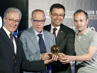 Luis Suárez amb la Pilota d'Or al costat de Ramon Alfonseda, president dels veterans, Bartomeu i Iniesta.