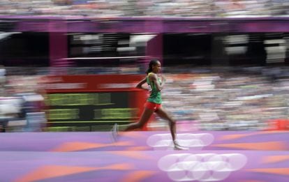 Etenesh Diro de Etiopía en la competición de 3.000 metros obstáculos.