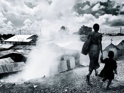 El millón aproximado de habitantes de Kibera han levantado un paisaje metálico de aluvión repleto de basura que nadie recoge.