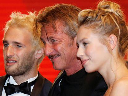 Sean Penn, en el centro, con sus hijos Hopper y Dylan Frances.