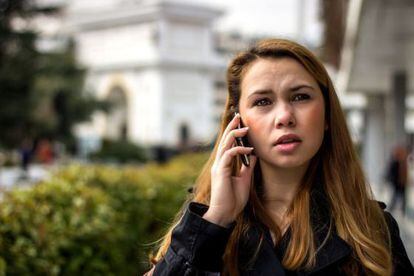 Una jove parla per telèfon mòbil a Skopje (Macedònia).