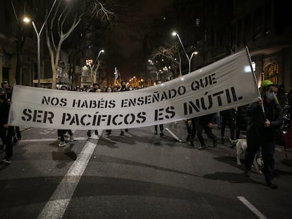 Pancarta en una de las manifestaciones tras el encarcelamiento de Pablo Hasél