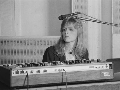 Linda McCartney en los estudios Abbey Road (Londres) grabando el disco de Wings 'Venus And Mars' en 1974.