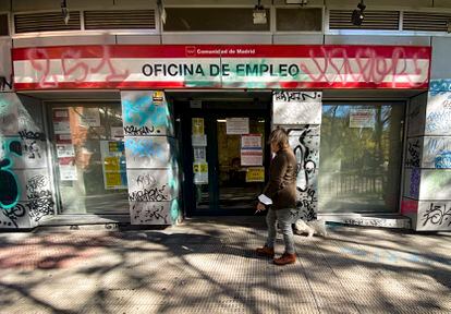 Una persona pasa por delante una Oficina de Empleo ubicada en Madrid.