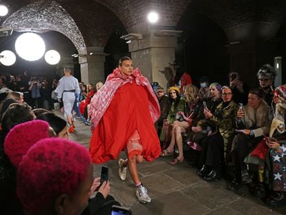 La modelo Irina Shayk desfila para Matty Bovan en la semana de la moda de Londres, el 18 de febrero de 2022.