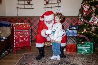 David Prados, atendiendo a una niña que ha venido a conocerle en la Casa de la Navidad de Torrejón de Ardoz.
