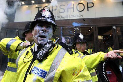 Enfrentamientos entre la policía y los manifestantes en el centro de Londres.