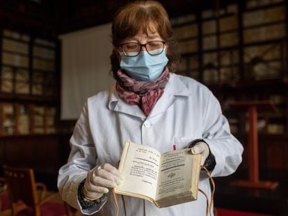 Ejemplar de 'La Pensadora Gaditana', obra de Beatriz Cienfuegos en el archivo municipal de El Puerto de Santa María.