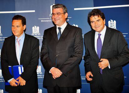 El ministro de Inmigración francés, Eric Besson (izquierda), el minsitro rumano de Exteriores, Teodor Baconschi (centro), y el secretario de Estado para Asuntos Europeos, Pierre Lellouche, hoy en Bucarest.