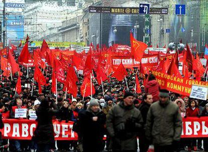 Simpatizantes comunistas marchan pòr las calles de Moscú en conmemoración del 92º aniversario de la revolución rusa.