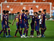 Los jugadores del Barcelona se saludan al término del último partido de Liga, contra el Valencia en Mestalla.