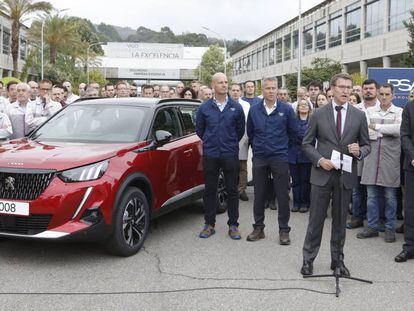 Alberto Núñez Feijoo, esta mañana en la planta de Vigo de PSA, junto a la plantilla y el nuevo modelo.