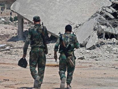 Tropas gubernamentales sirias a las afueras de la localidad de Jan Sheijún, en el sur de la provincia insurrecta de Idlib, este domingo.