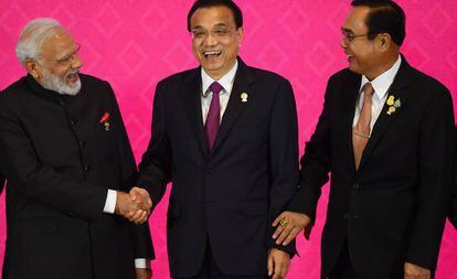 El primer ministro indio, Narendra Modi, junto a sus homólogos chino, LiKeqiang, y tailandés, Prayut Chan-O-Cha, el lunes en Bangkok.