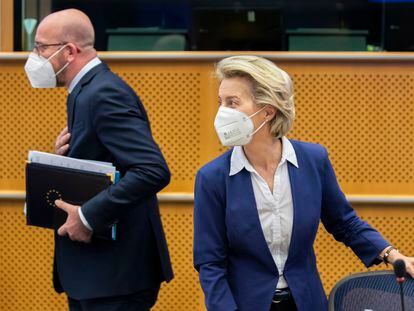 La presidenta de la Comisión Europea, Ursula von der Leyen, y el jefe del Consejo Europeo, Charles Michel, en el Parlamento Europeo este martes.