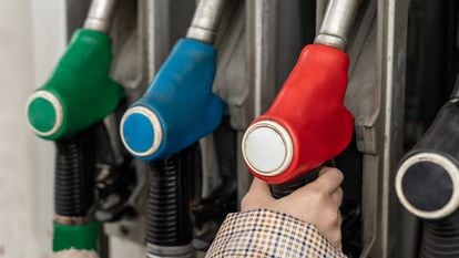 Los carburantes escalan a nuevos máximos anuales tras sumar tres semanas al alza