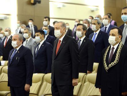 El presidente turco, Recep Tayyip Erdogan (centro), asiste a la jura del cargo de un miembro del Tribunal Constitucional el pasado 9 de junio.