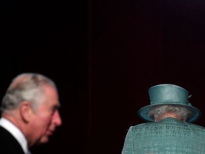 Carlos de Inglatera, detrás de Isabel II (de espaldas), en la ceremonia de apertura del Parlamento británico del 19 de diciembre de 2019.