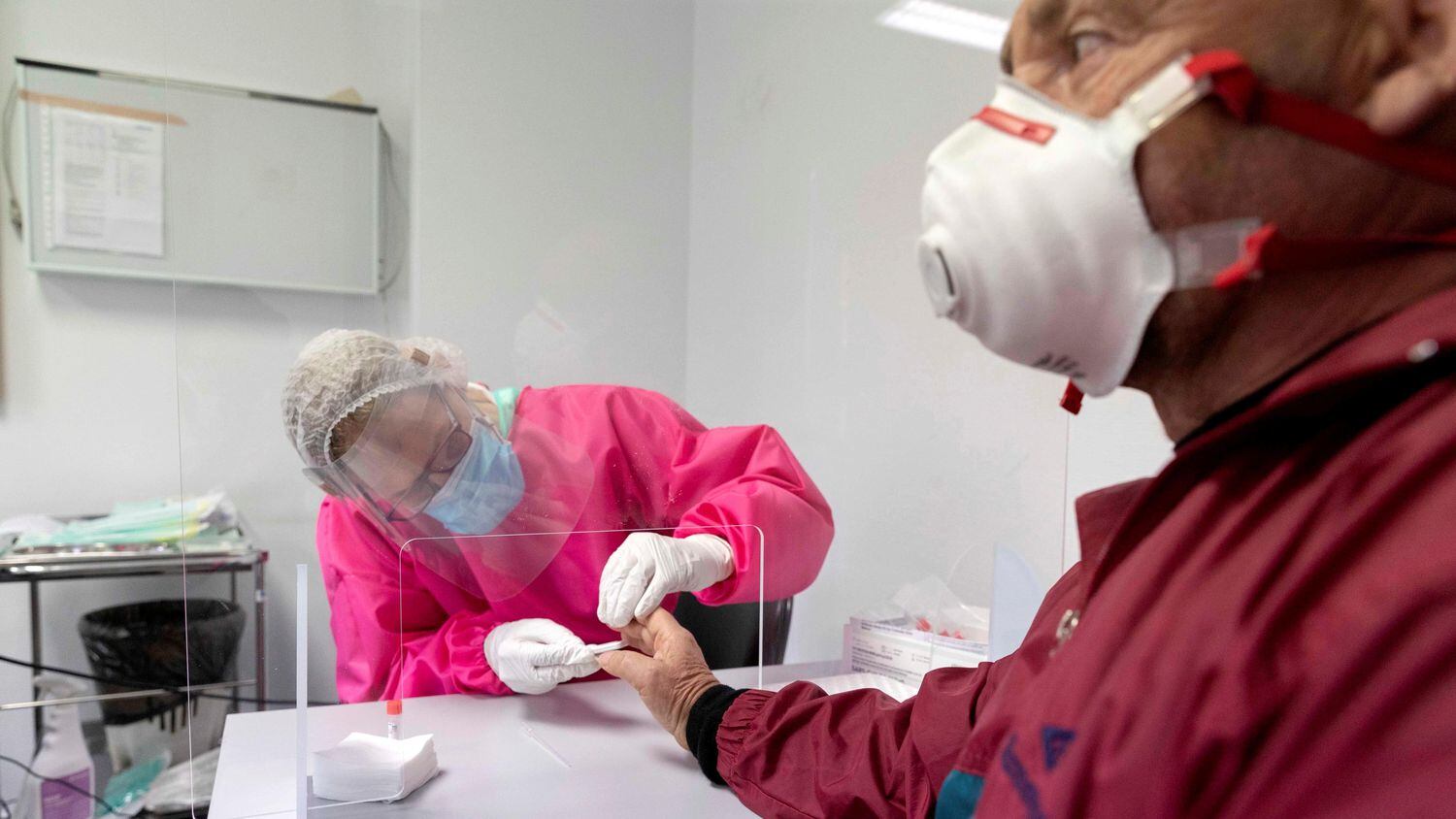 Una enfermera hace un test rápido a un hombre para ver si es portador del coronavirus, este lunes en el centro de salud de San Andrés, Murcia. MARCIAL GUILLÉN / EFE / VÍDEO: ATLAS