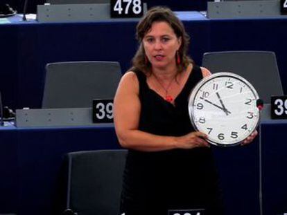  Los europeos no van a aplaudirnos si seguimos cambiando la hora dos veces al año , dice Juncker