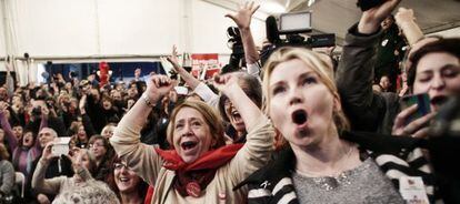 Simpatizantes de Syriza celebran los resultados en Atenas.