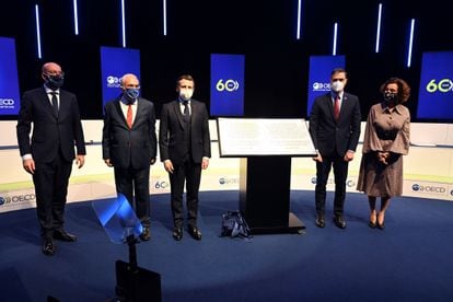 De izquierda a derecha, el presidente del Consejo Europeo, Charles Michel; el secretario de la OCDE, Ángel Gurría; el preside de Francia, Emmanuel Macron, y el presidente del Gobierno, Pedro Sánchez el lunes en París durante el 60 aniversario de la OCDE.  