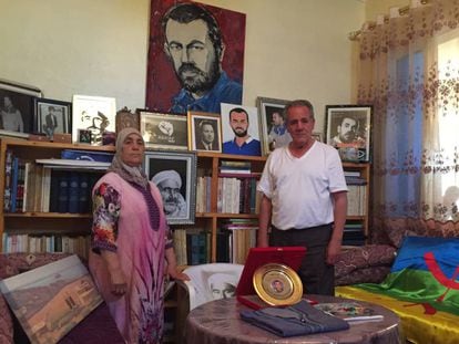 Los padres de Naser Zafzafi muestran en abril de 2019 la habitación de su hijo en Alhucemas, con retratos de Naser, del líder independentista rifeño Abdelkrim el Jatabi, y una bandera amazigh.