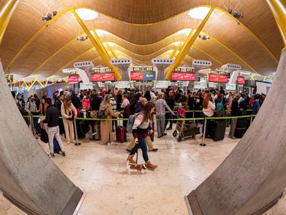 Numerosos viajeros hacían cola ante los mostradores de check-in de las compañías aéreas en el aeropuerto de Madrid Barajas, el pasado 30 de diciembre.