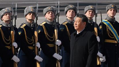 Chinese President Xi Jinping, accompanied by Russian Deputy Prime Minister Dmitry Chernyshenko, walks past honour guards and members of a military band during a welcoming ceremony upon his arrival at an airport in Moscow, Russia, March 20, 2023. Kommersant Photo/Anatoliy Zhdanov via REUTERS  RUSSIA OUT. NO COMMERCIAL OR EDITORIAL SALES IN RUSSIA.