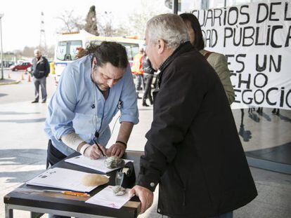 Recogida de firmas para la defensa de la sanidad p&uacute;blica frente al hospital de Bellvitge.