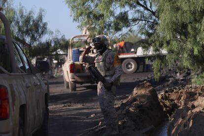 Elementos de la Guardia Nacional permanecen en las instalaciones de la mina.