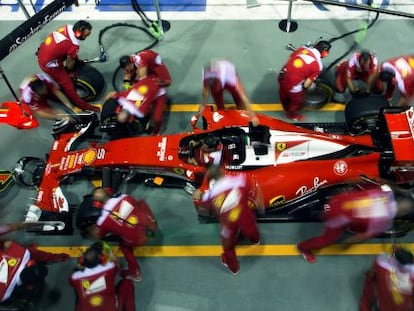 Mec&aacute;nicos de Ferrari cambian neum&aacute;ticos en una carrera de F1.