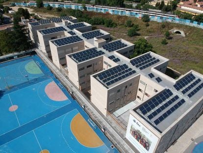 Vista de los paneles solares (86,9 kWp) instalados en el Colegio Santa Joaquina de Vedruna (Madrid), por la firma española Powen.