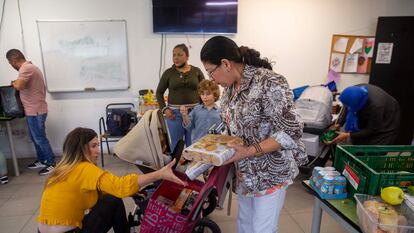Cony Platero, en el centro, recoge alimentos este miércoles en el local de la ONG Esperanza Latina de San Sebastián.