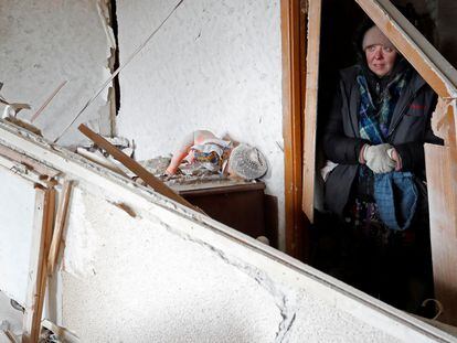 Una residente en Mariupol observa un apartamento en ruinas tras un bombardeo ruso, el pasado viernes.