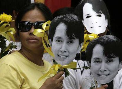 Manifestantes con caretas con la fotografía de Aung San Suu Kyi, durante una protesta ante la Embajada birmana en Manila.