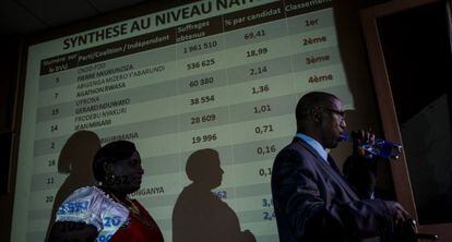 Pierre Claver Ndayicariye, jefe de la comisi&oacute;n electoral, informa de los resultados electorales en Burundi, el 24 julio de 2015.