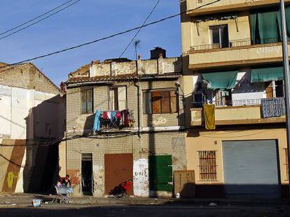 Algunas de las casas degradadas en el barrio de El Cabanyal 