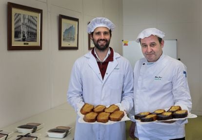 Pastry chefs Daniel Vidal, on the left, and Pablo Jericó, pose with two trays of torrijas, classic and with chocolate.