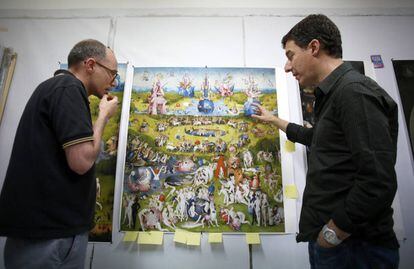 Álvaro Perdices (izquierda) y Andrés Sanz, en el estudio del primero observando la reproducción de 'El jardín de las delicias'.