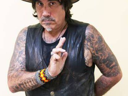 El escritor Jonathan Shaw muestra algunos de sus tatuajes.