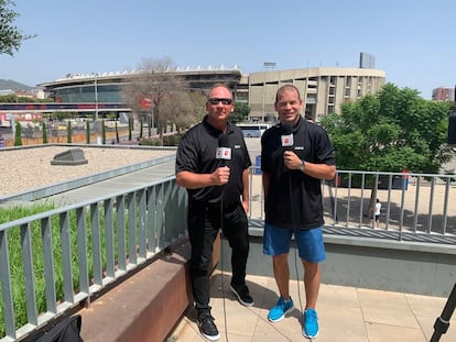 Rob Palmer, narrador de LaLiga para ESPN en Estados Unidos, y el analista Alejandro Moreno, a su izquierda, exinternacional con Venezuela, en el Camp Nou.