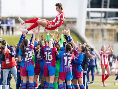 Las jugadoras del Barcelona mantean a Virginia Torrecilla.