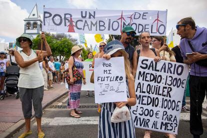 Manifestantes protestan contra el turismo en masa, este sábado en Fuerteventura. 